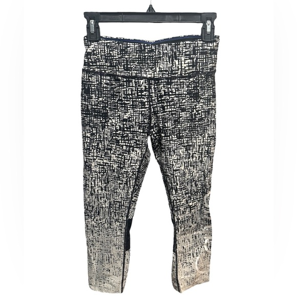 CALVIN KLIEN BLACK AND WHITE CAPRI LEGGINGS - Picture 1 of 3